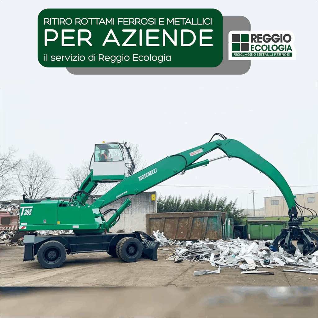 Camion con gru idraulica che carica rottami metallici in container blu presso un impianto industriale di Reggio Ecologia.