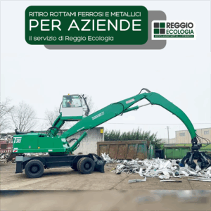 Camion con gru idraulica che carica rottami metallici in container blu presso un impianto industriale di Reggio Ecologia.