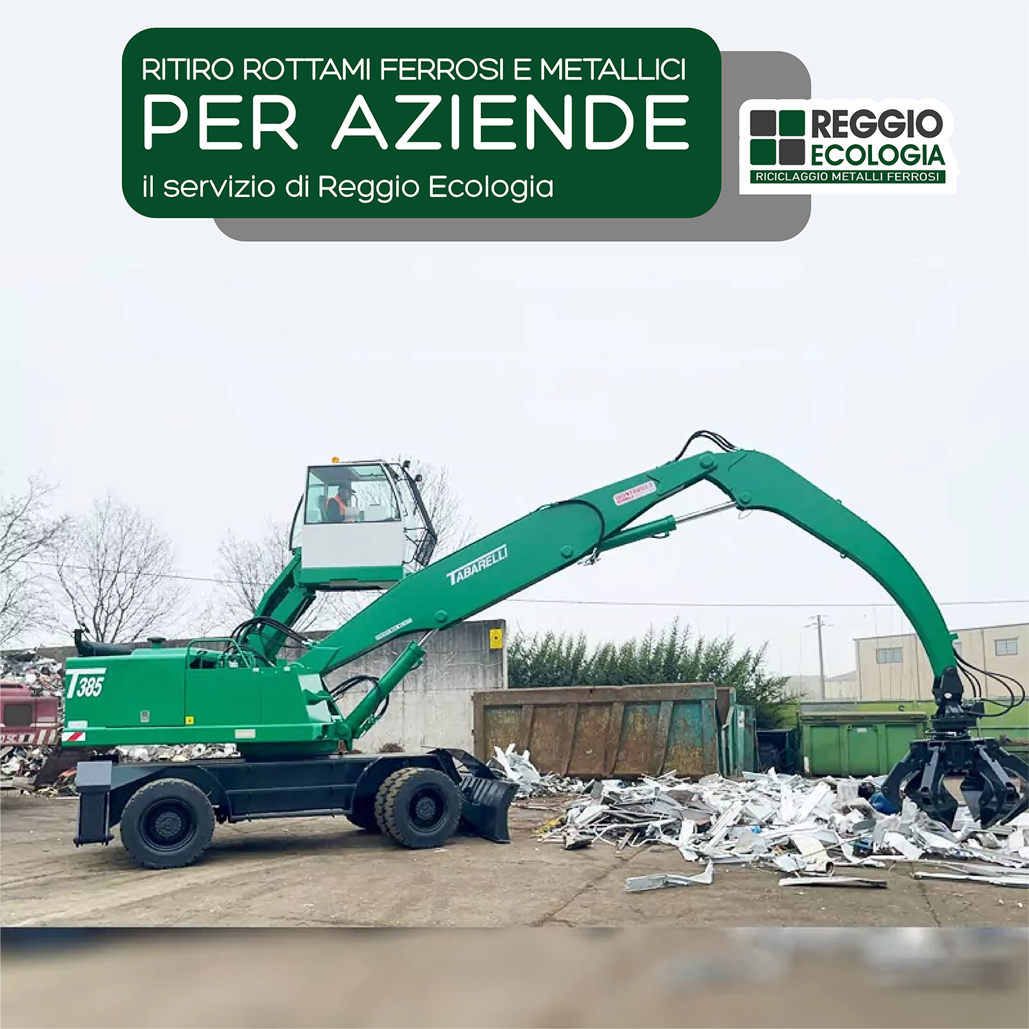 Camion con gru idraulica che carica rottami metallici in container blu presso un impianto industriale di Reggio Ecologia.