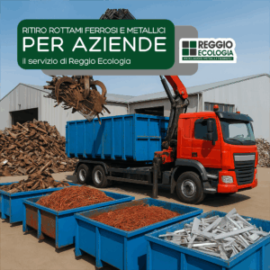 Camion con gru idraulica che carica rottami metallici in container blu presso un impianto industriale di Reggio Ecologia.